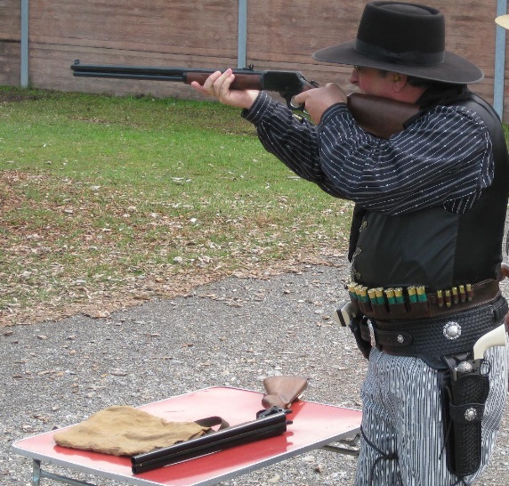 Im Outdoor-Stage mit Gewehr, Revolvern und Flinte
